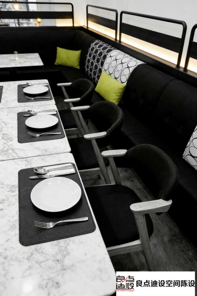 咖啡店装修软装设计天花板!黑白绿搭配美到窒息，随手一拍都是大片!